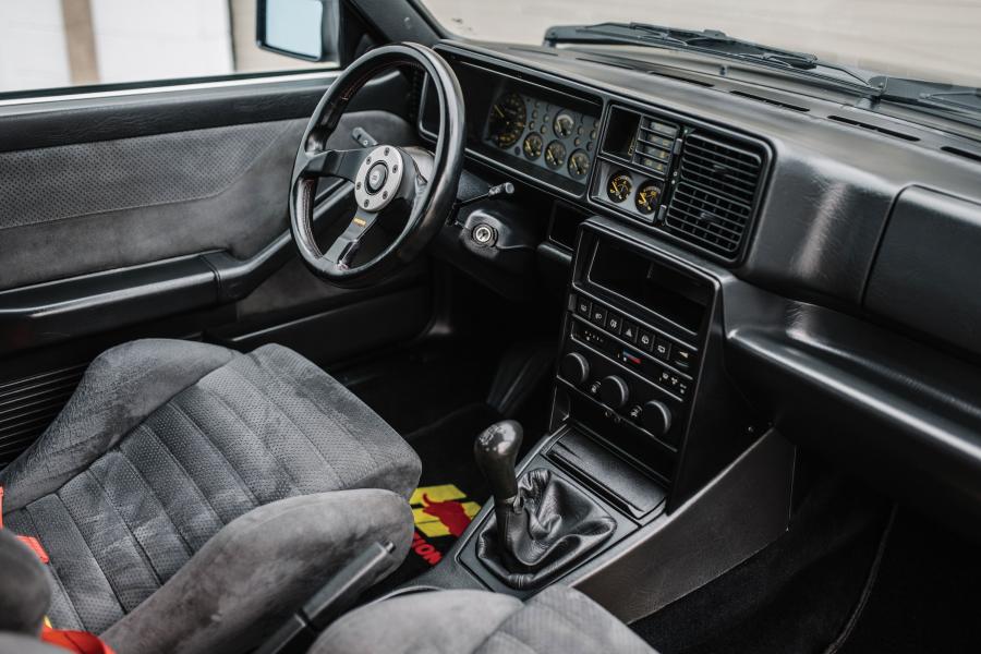 Интерьер Lancia Delta HF Integrale Evoluzione (831) 1992 года  (фото 4 из 37)